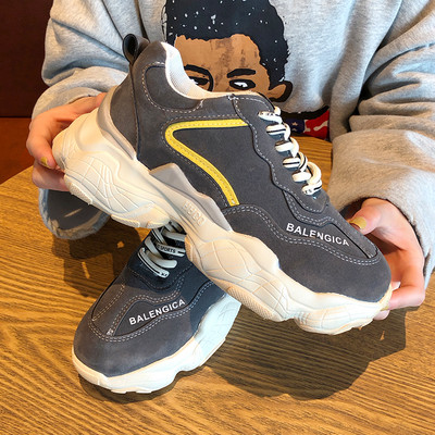 Aktuális női tornacipő két színben durva talppal