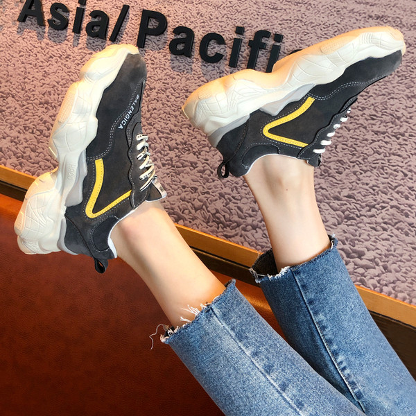 Aktuális női tornacipő két színben durva talppal