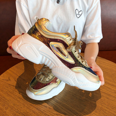 Aktuális női tornacipő három színben, magas talppal