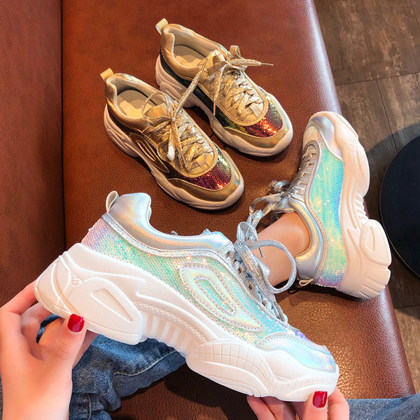 Aktuális női tornacipő három színben, magas talppal