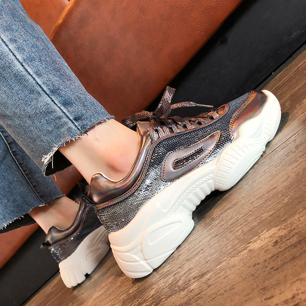 Aktuális női tornacipő három színben, magas talppal