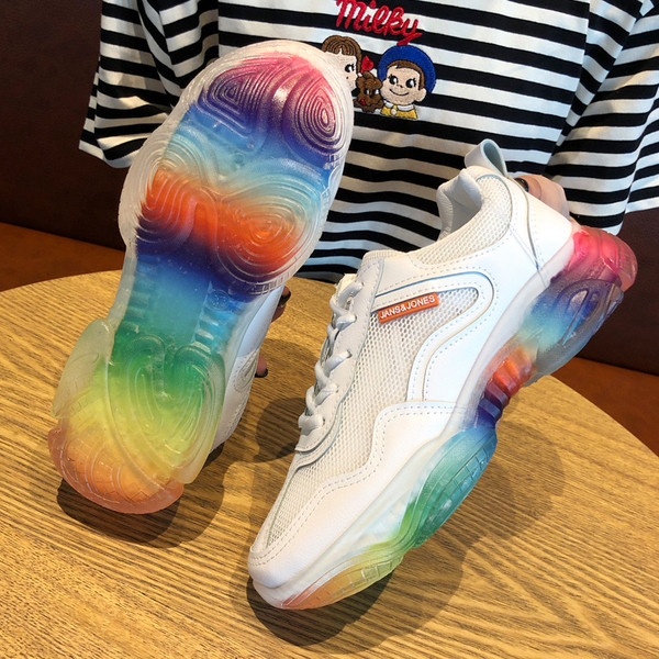 Női tornacipő fehér színben, színes talppal