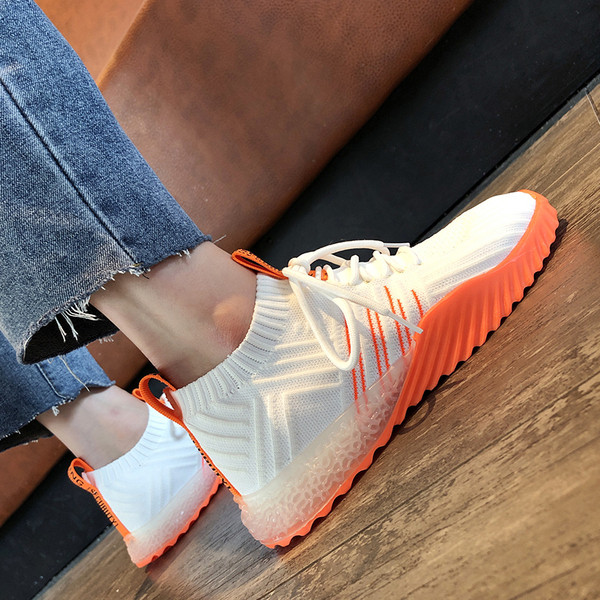 Aktuális női tornacipő három színben, lapos talppal