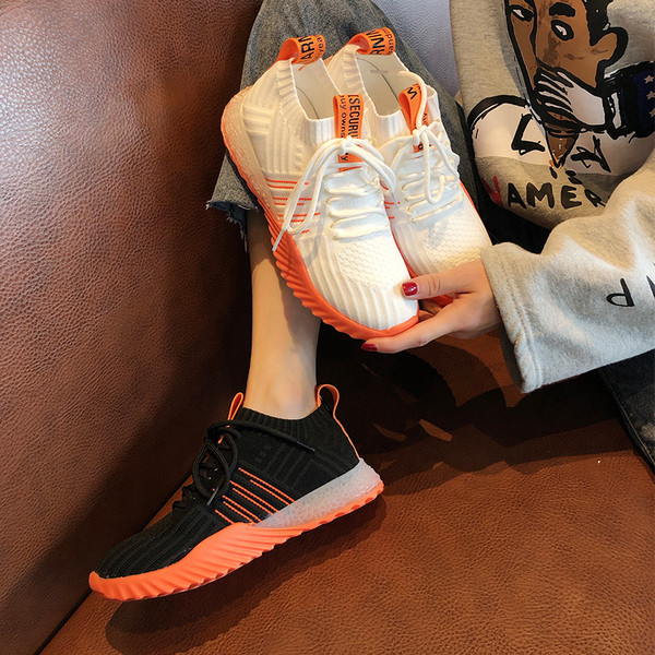 Aktuális női tornacipő három színben, lapos talppal