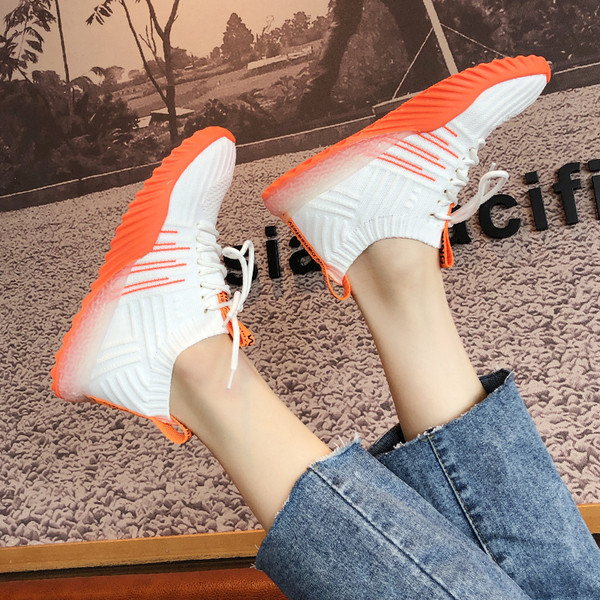 Aktuális női tornacipő három színben, lapos talppal