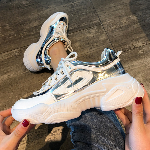 Női modern tornacipő két színben durva talppal