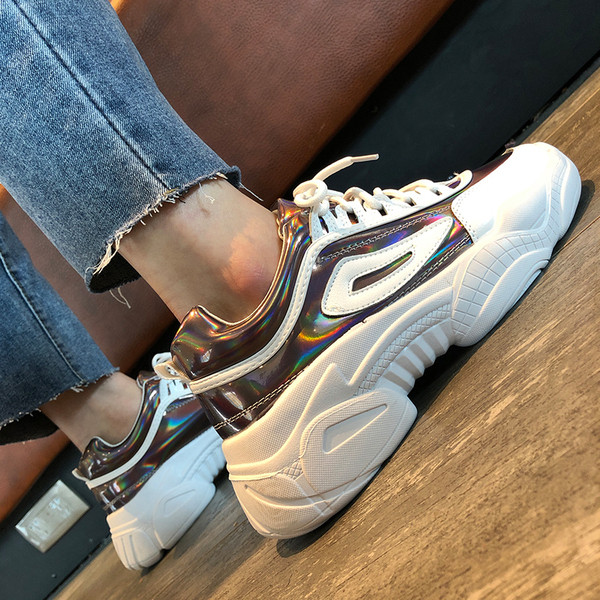 Női modern tornacipő két színben durva talppal