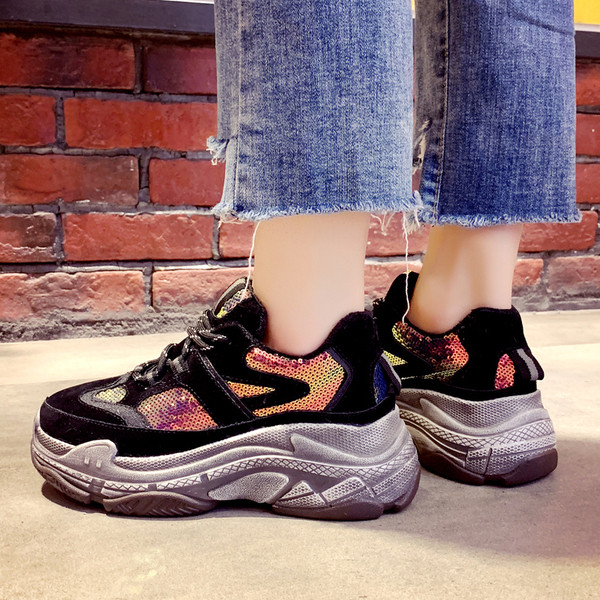 Női tornacipő fekete színű flitterekkel, magas talppal