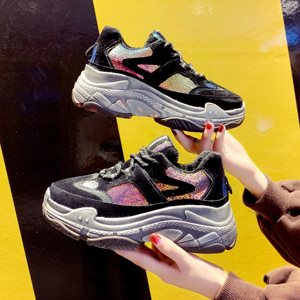 Női tornacipő fekete színű flitterekkel, magas talppal