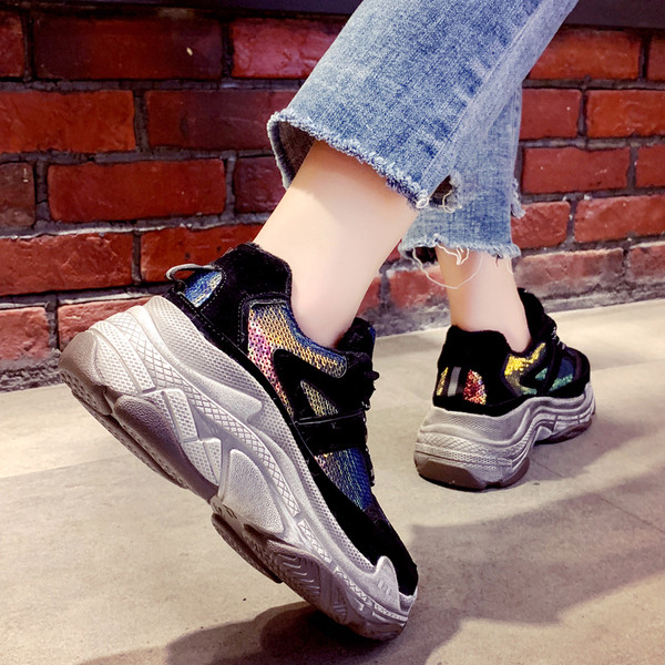 Női tornacipő fekete színű flitterekkel, magas talppal