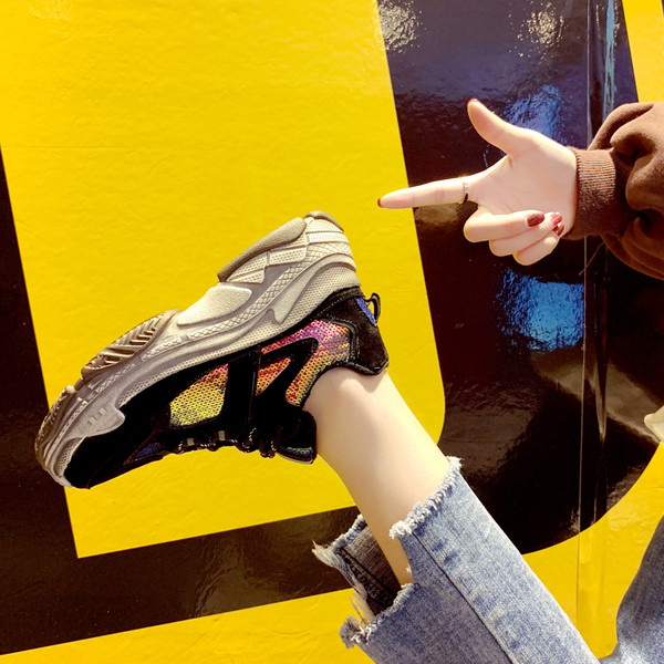 Női tornacipő fekete színű flitterekkel, magas talppal