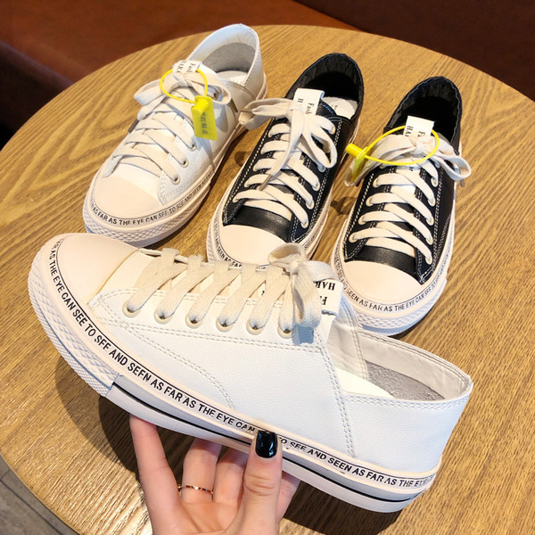 Γυναικεία αθλητικά  παπούτσια σε δύο χρώματα - ασπρό και μαύρο  με γράμματα