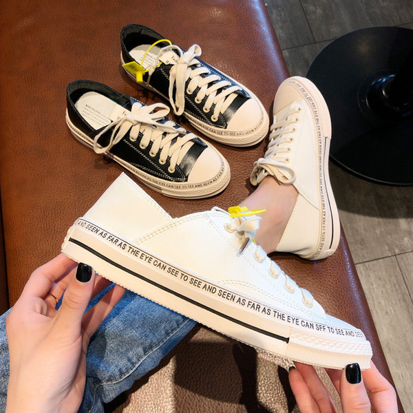 Γυναικεία αθλητικά  παπούτσια σε δύο χρώματα - ασπρό και μαύρο  με γράμματα