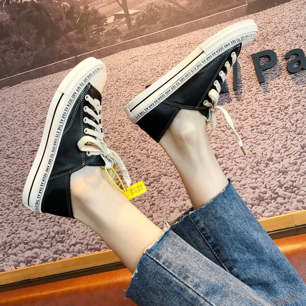 Γυναικεία αθλητικά  παπούτσια σε δύο χρώματα - ασπρό και μαύρο  με γράμματα