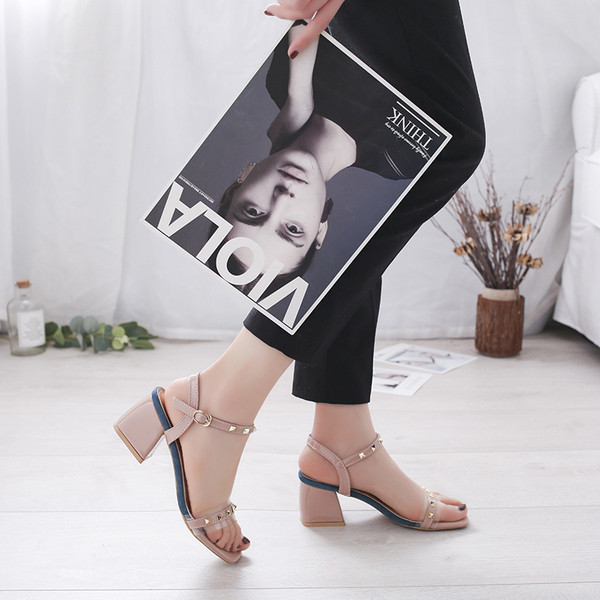 Stílusos női magas sarkú szandál fűzőlyukkal, három színben