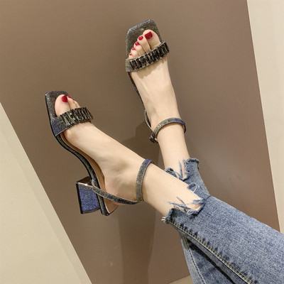 Aktuális női magassarkú szandál két modellben