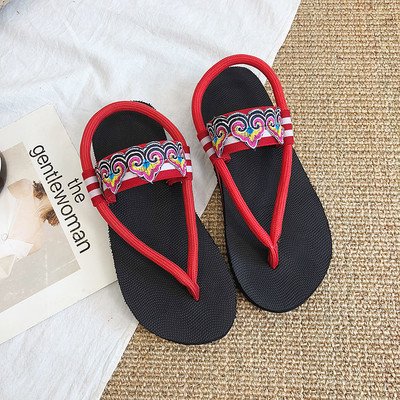 Női alkalmi szandál lapos talppal, fekete és piros színben