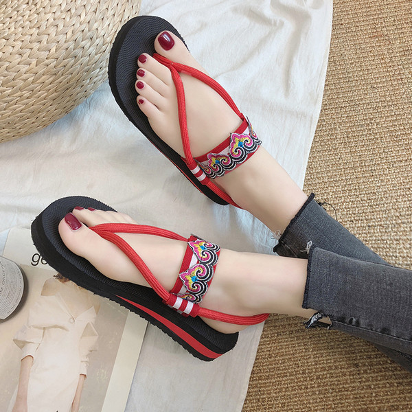 Női alkalmi szandál lapos talppal, fekete és piros színben