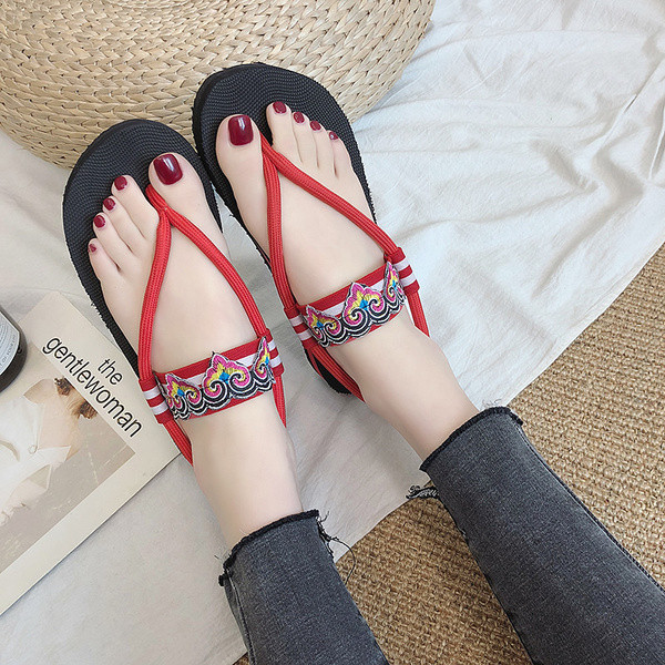 Női alkalmi szandál lapos talppal, fekete és piros színben