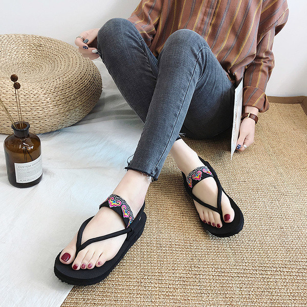 Női alkalmi szandál lapos talppal, fekete és piros színben