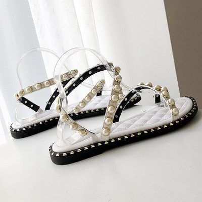 Női alkalmi szandál fehér és fekete színben, dekorgyöngyökkel