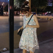 Fehér női ruha flitterekkel