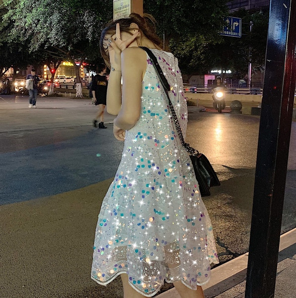 Fehér női ruha flitterekkel