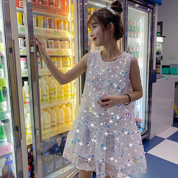 Fehér női ruha flitterekkel