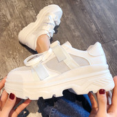 Modern, lélegző női tornacipő fehér és fekete színben