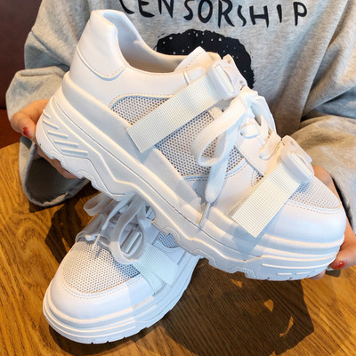 Modern, lélegző női tornacipő fehér és fekete színben