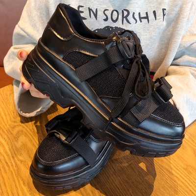 Modern, lélegző női tornacipő fehér és fekete színben