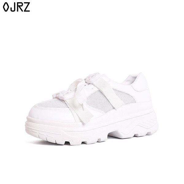 Modern, lélegző női tornacipő fehér és fekete színben