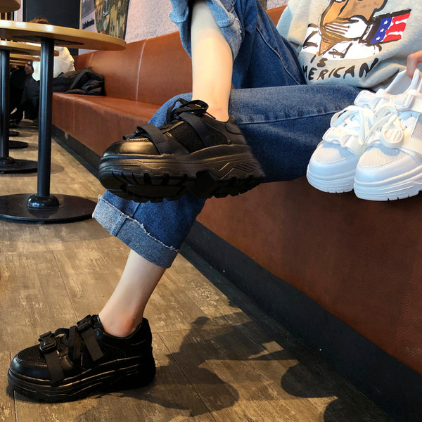 Modern, lélegző női tornacipő fehér és fekete színben