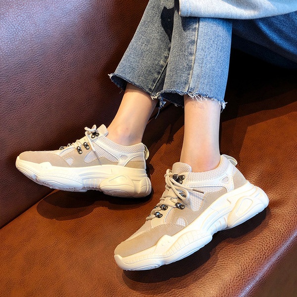 Alkalmi női tornacipő fehér színben, vastag talppal és fűzővel