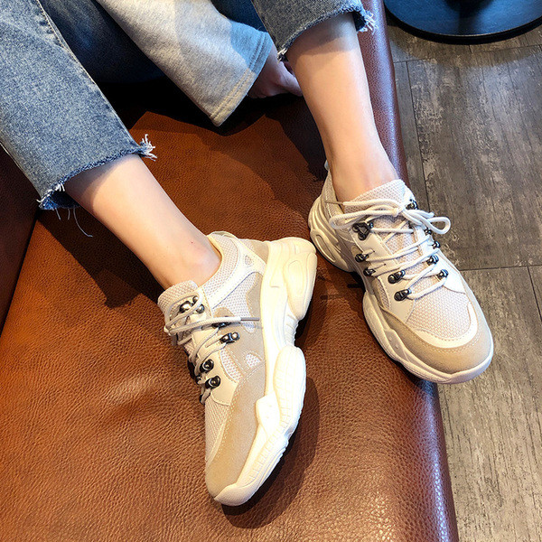 Alkalmi női tornacipő fehér színben, vastag talppal és fűzővel