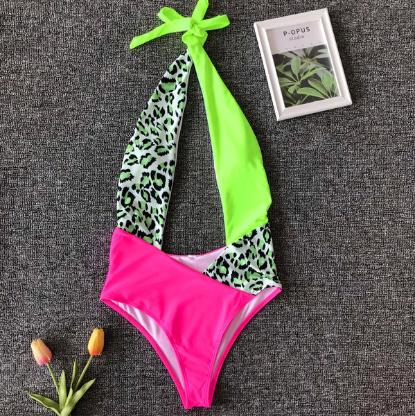 Aktuális női fürdőruha leopárd mintával és kivágásokkal két színben