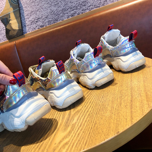 Modern női tornacipő flitterekkel, két színben