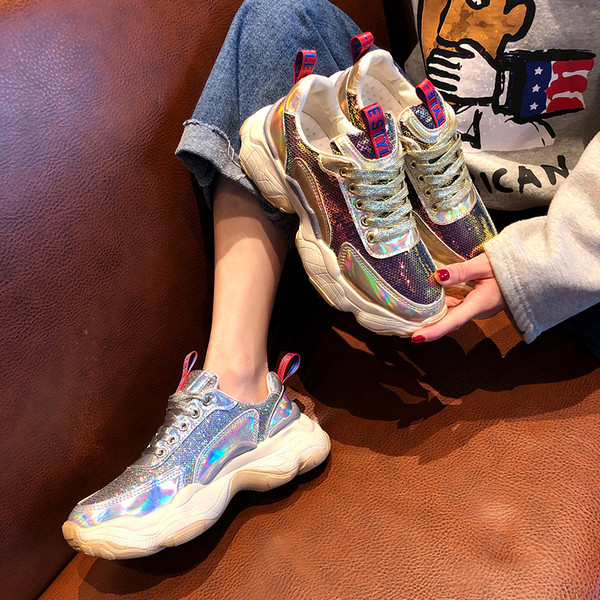 Modern női tornacipő flitterekkel, két színben