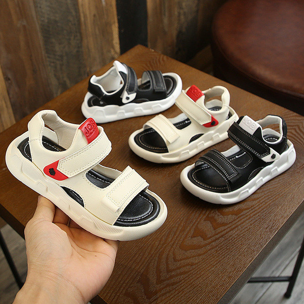 Modern gyerekszandál fehér és fekete színben fiúknak