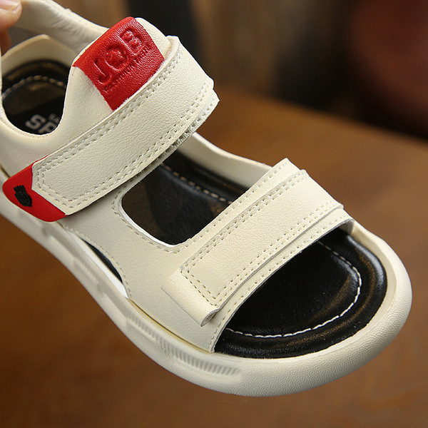 Modern gyerekszandál fehér és fekete színben fiúknak