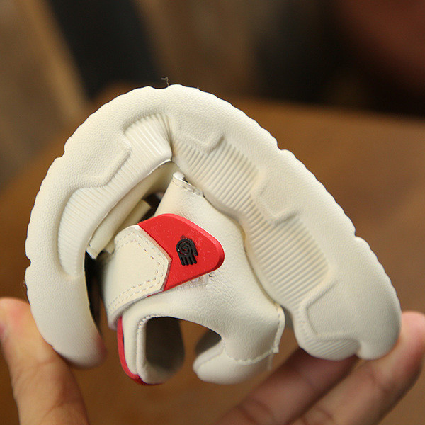 Modern gyerekszandál fehér és fekete színben fiúknak