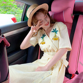 Női alkalmi ruha hímzéssel és gombokkal