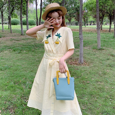 Női alkalmi ruha hímzéssel és gombokkal