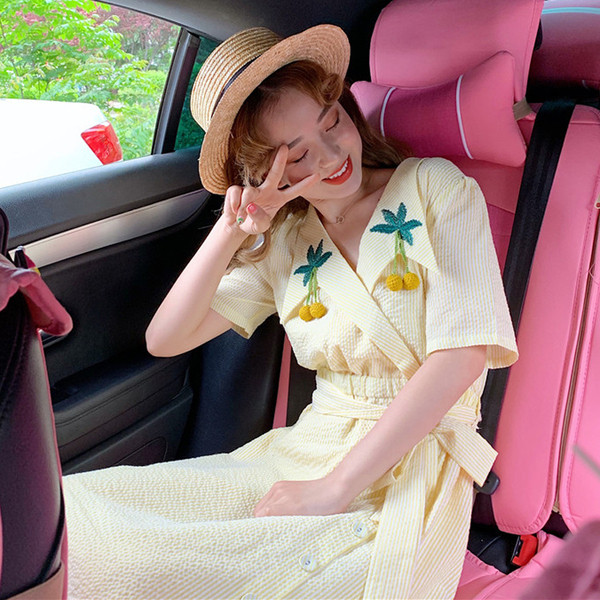 Női alkalmi ruha hímzéssel és gombokkal