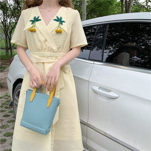 Női alkalmi ruha hímzéssel és gombokkal