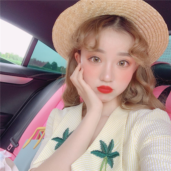 Női alkalmi ruha hímzéssel és gombokkal