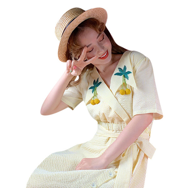 Női alkalmi ruha hímzéssel és gombokkal