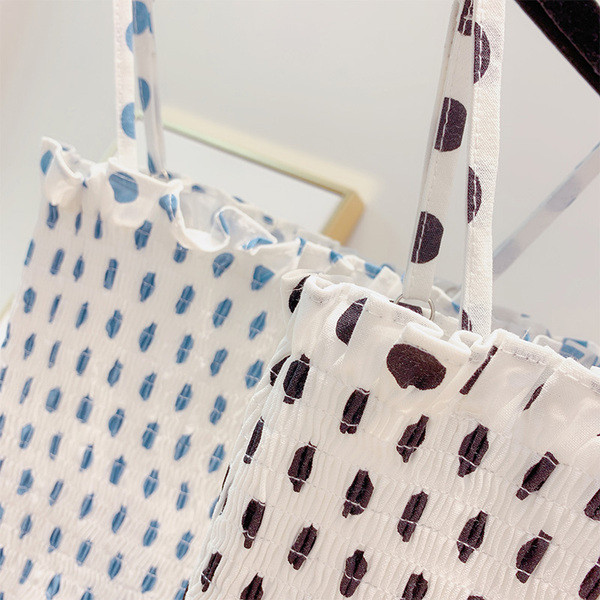 Vékony pántokkal ellátott, pontozott női felső