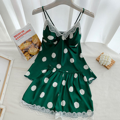 Női pizsama felsővel és rövidnadrággal