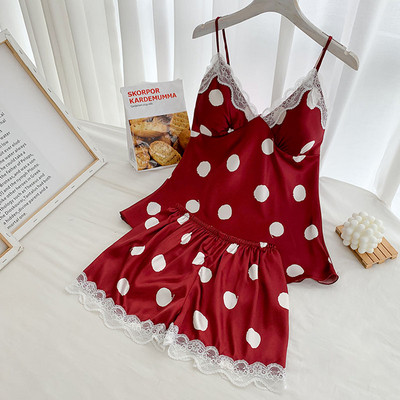 Női pizsama felsővel és rövidnadrággal